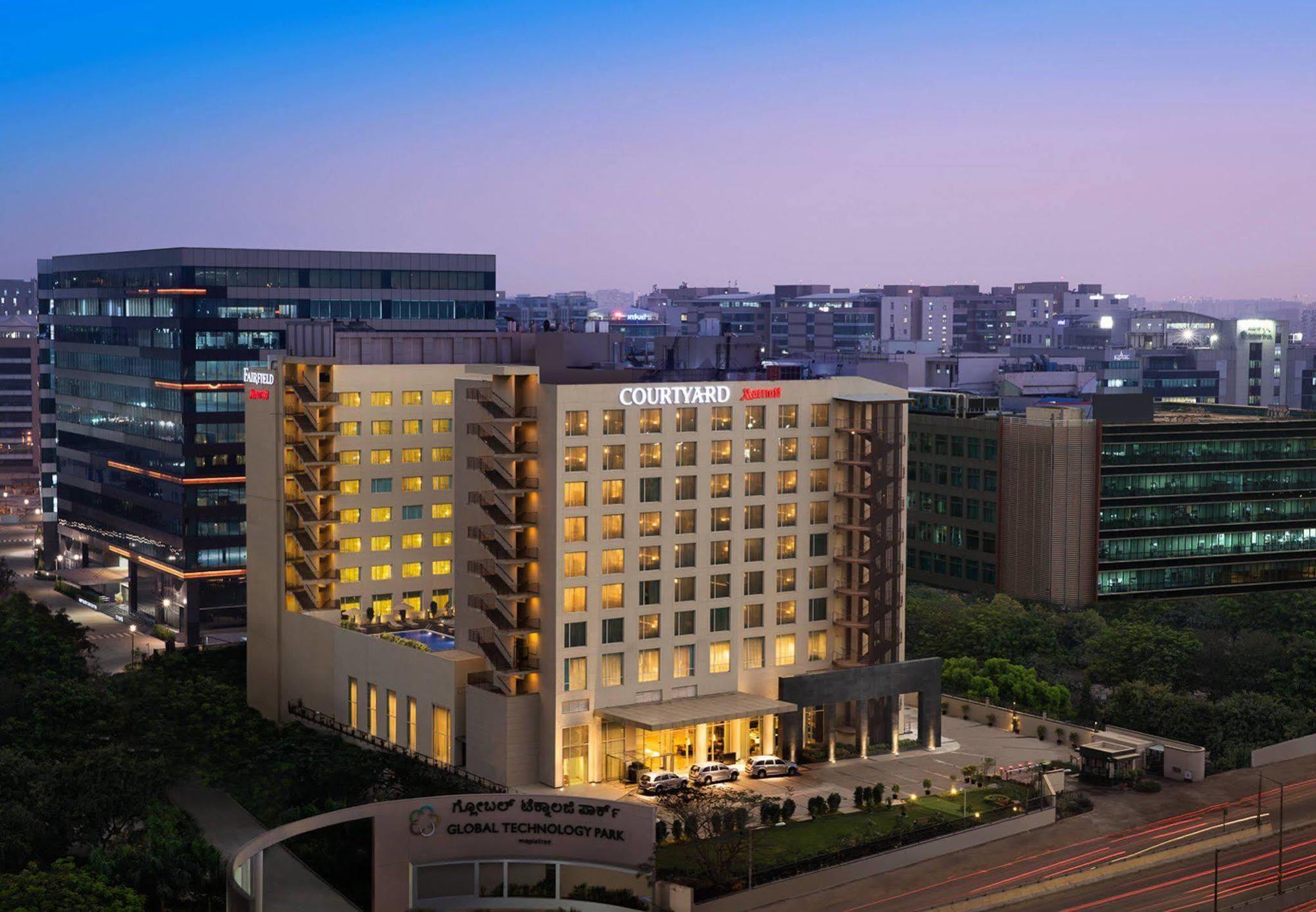 Отель Courtyard By Marriott Bengaluru Outer Ring Road Экстерьер фото